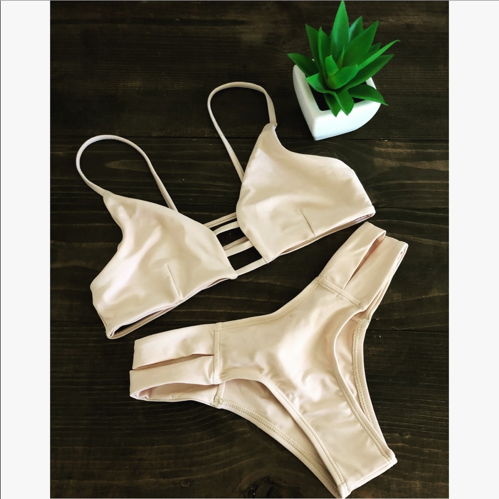 Elina Bikini